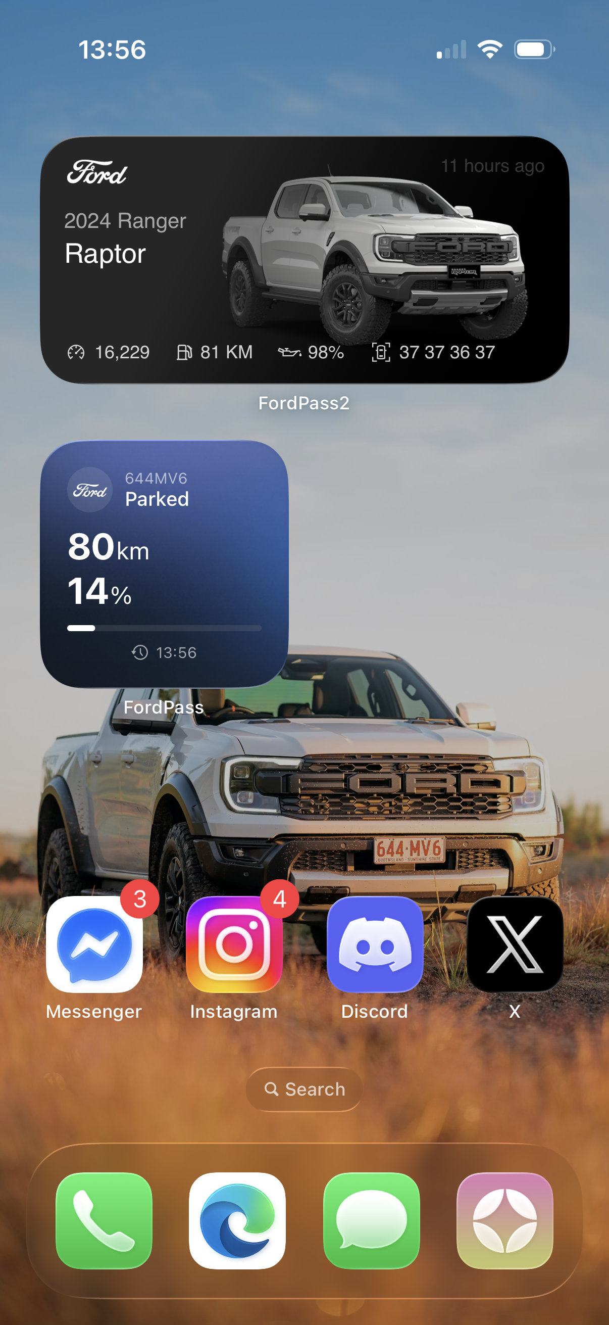 Dark mode variant with "Arctic White" vehicle